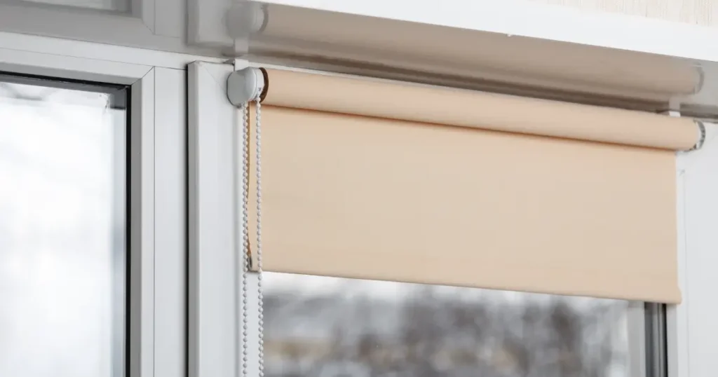 Insektenschutz-Rollo am Fenster